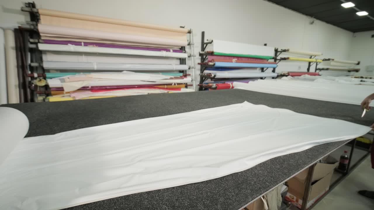 producción de techos extensibles en la fábrica, rollos de tela