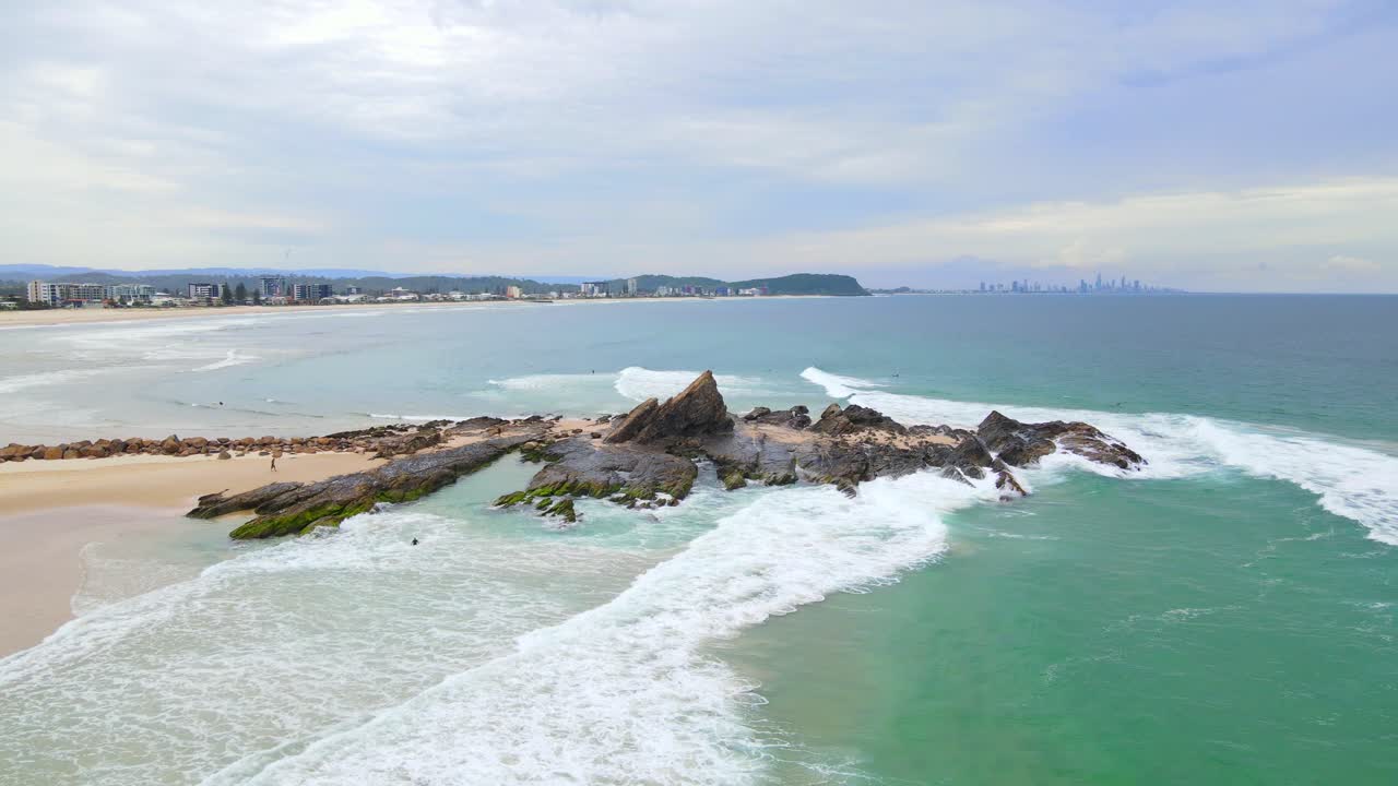 호주 퀸즐랜드 골드 코스트 - 산호해에서 밀려오는 파도가 있는 커럼빈 해변의 커럼빈 바위