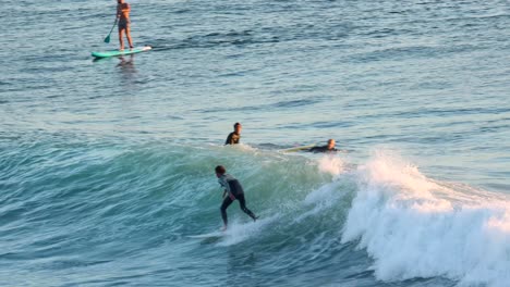 surfista monta la ola en el famoso lugar de surf de cascais