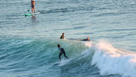 surfer reitet die welle am berühmten surfspot cascais