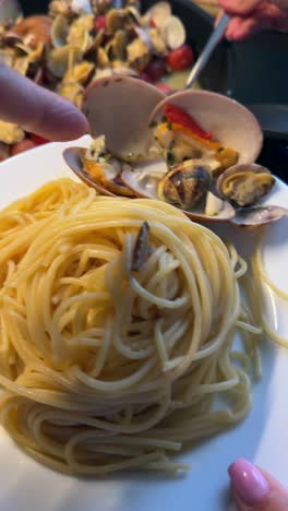 spaghetti with clams and mussels