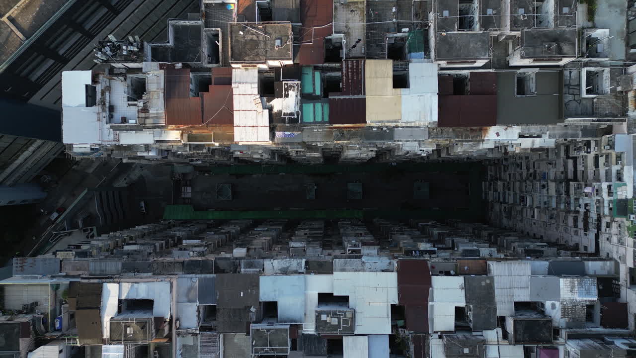 Vista aerea dall'alto di edifici residenziali urbani densi