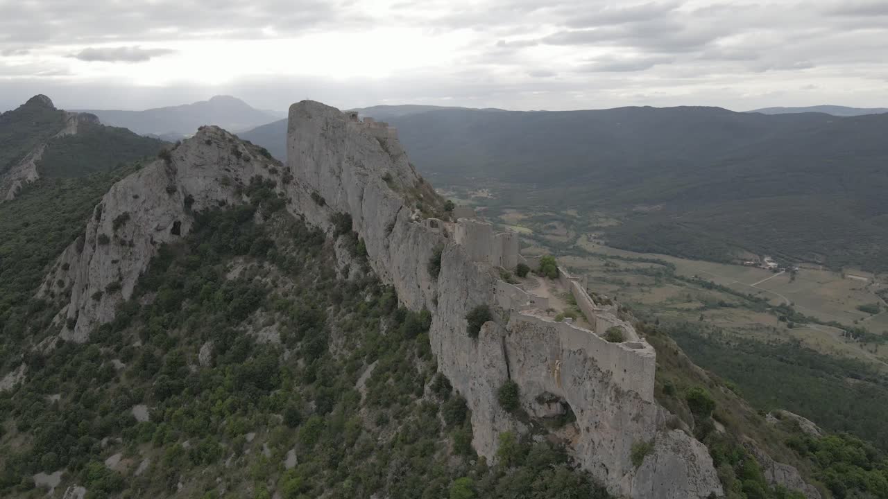 fortaleza histórica en lo alto de un acantilado de roca vertical empinada en los pirineos franceses