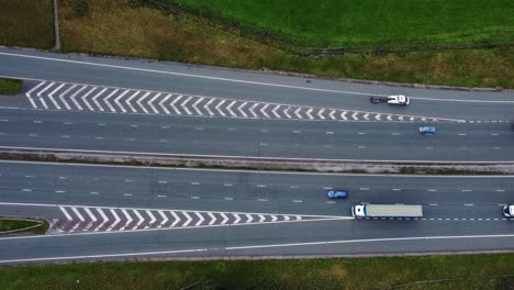 3-spurige-Autobahn-In-Der-Landschaft-Mit-LKW-Und-Autos