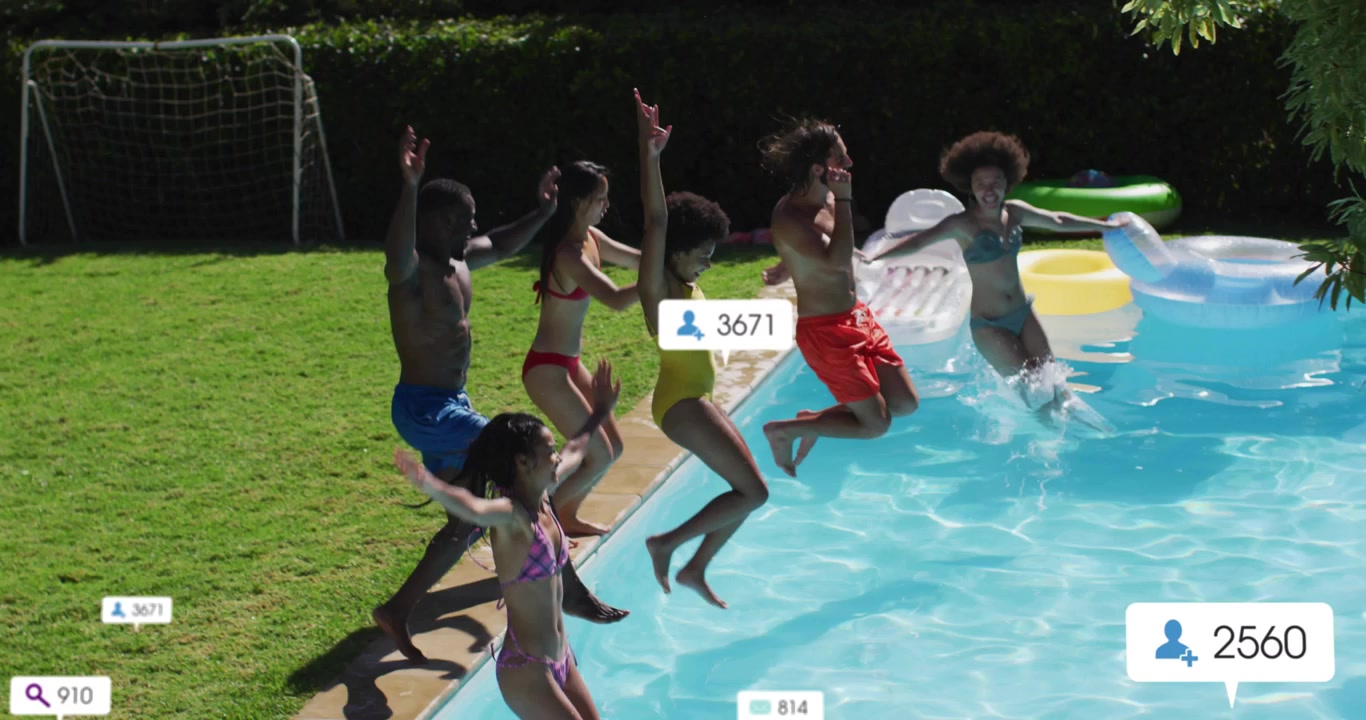 Seis amigos avançando, correndo, pulando na piscina enquanto ícones de redes sociais flutuam para diversão
