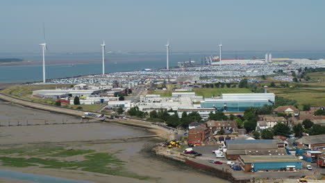 amplia vista aérea de sheerness docks, con una revelación del pueblo pesquero de queenborough en la isla de sheppey, kent, reino unido