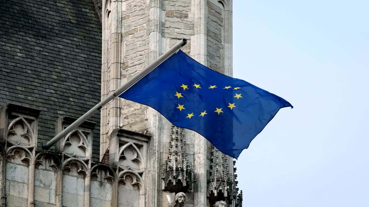 bandera de la unión europea en el antiguo edificio