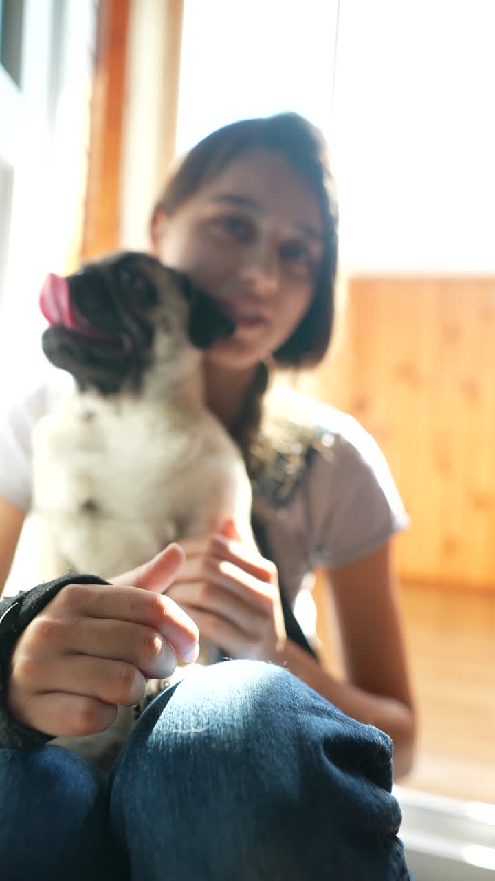 mujer joven con perro pug