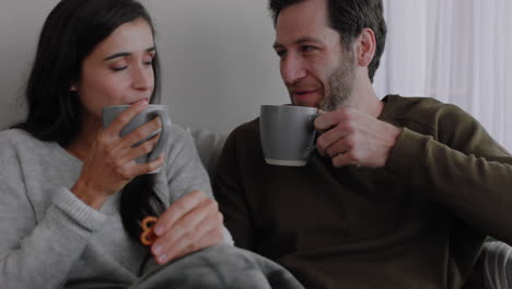 grupo de amigos tomando café juntos pareja feliz relajándose en casa charlando conversando disfrutando el fin de semana