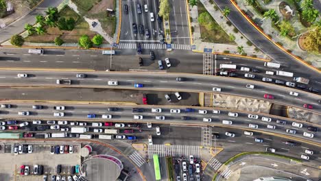 tráfico en las horas pico y atascos de tráfico en el paso elevado del puente de la autopista