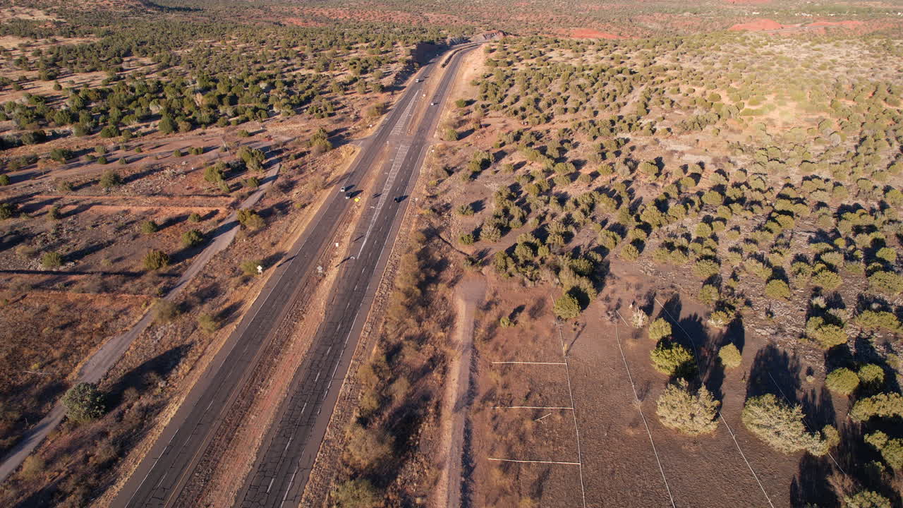 arizona 89a state route, toma de avión no tripulado de la autopista en el paisaje desértico cerca de sedona, estados unidos