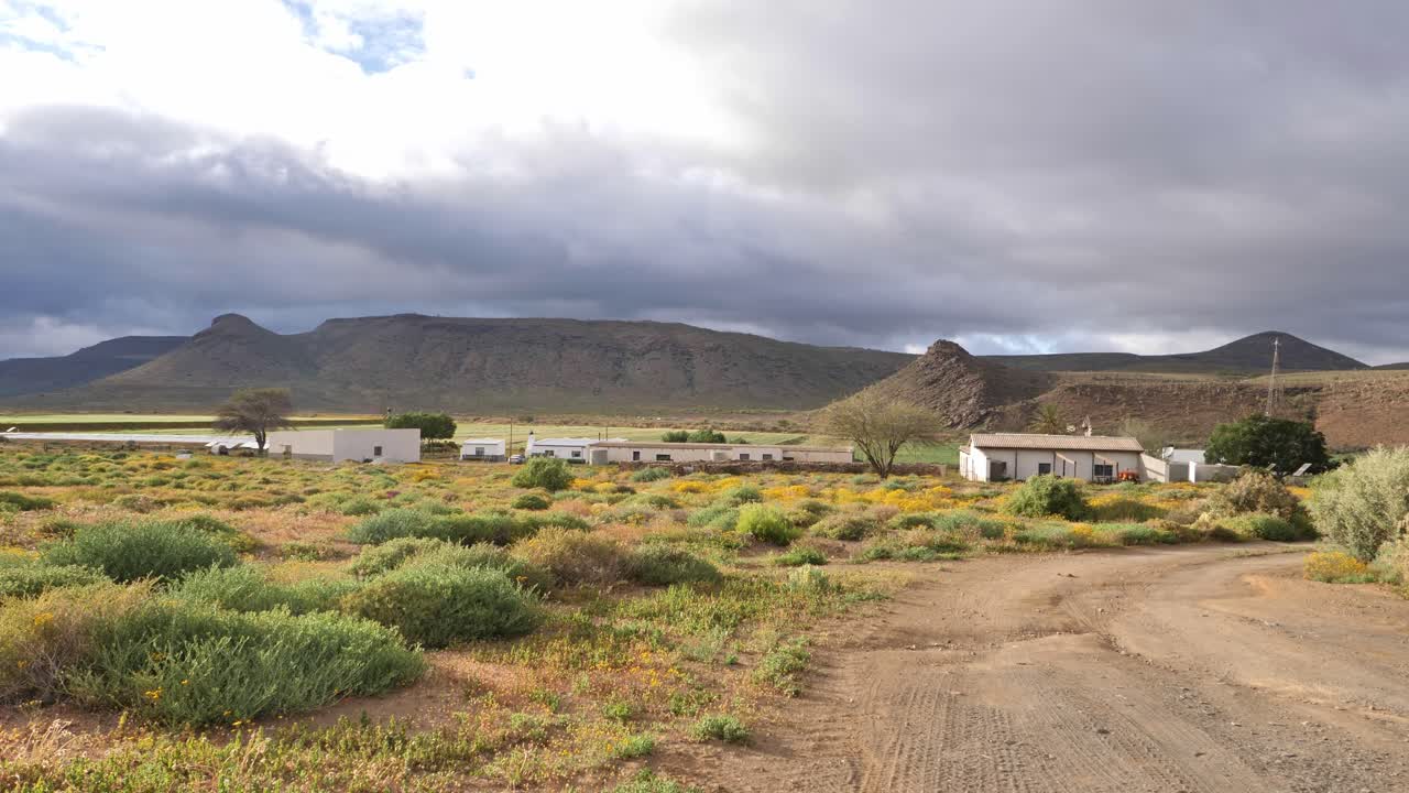 paisaje agrícola rural bajo un cielo nublado