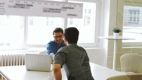 Führungskräfte-Interagieren-Im-Konferenzraum-Miteinander