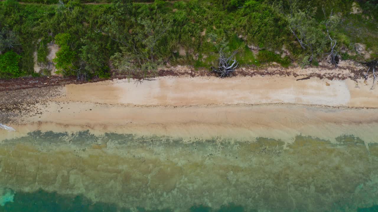 영화 같은 느낌을 주는 해변과 평행하게 비행