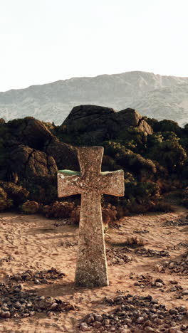 cruz de piedra en el desierto