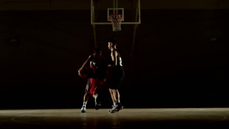 Konkurrenten-Spielen-Basketball-Auf-Dem-Platz-4k