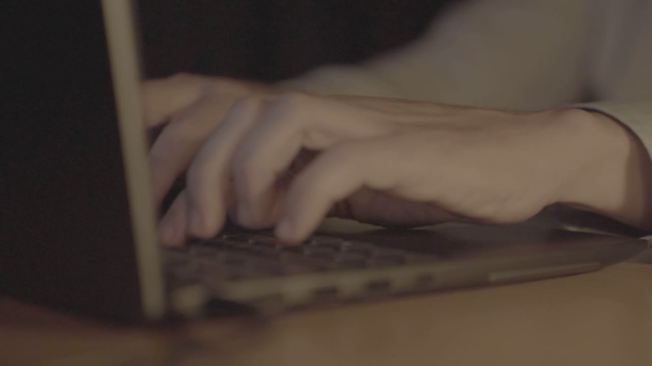 Человек, печатающий на ноутбуке