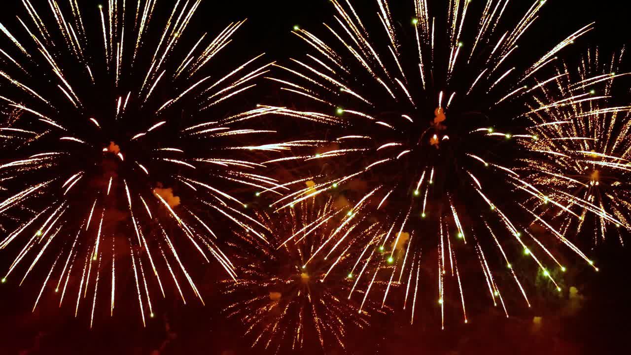 coloridos fuegos artificiales explotando en el cielo nocturno. celebraciones y eventos en colores brillantes.