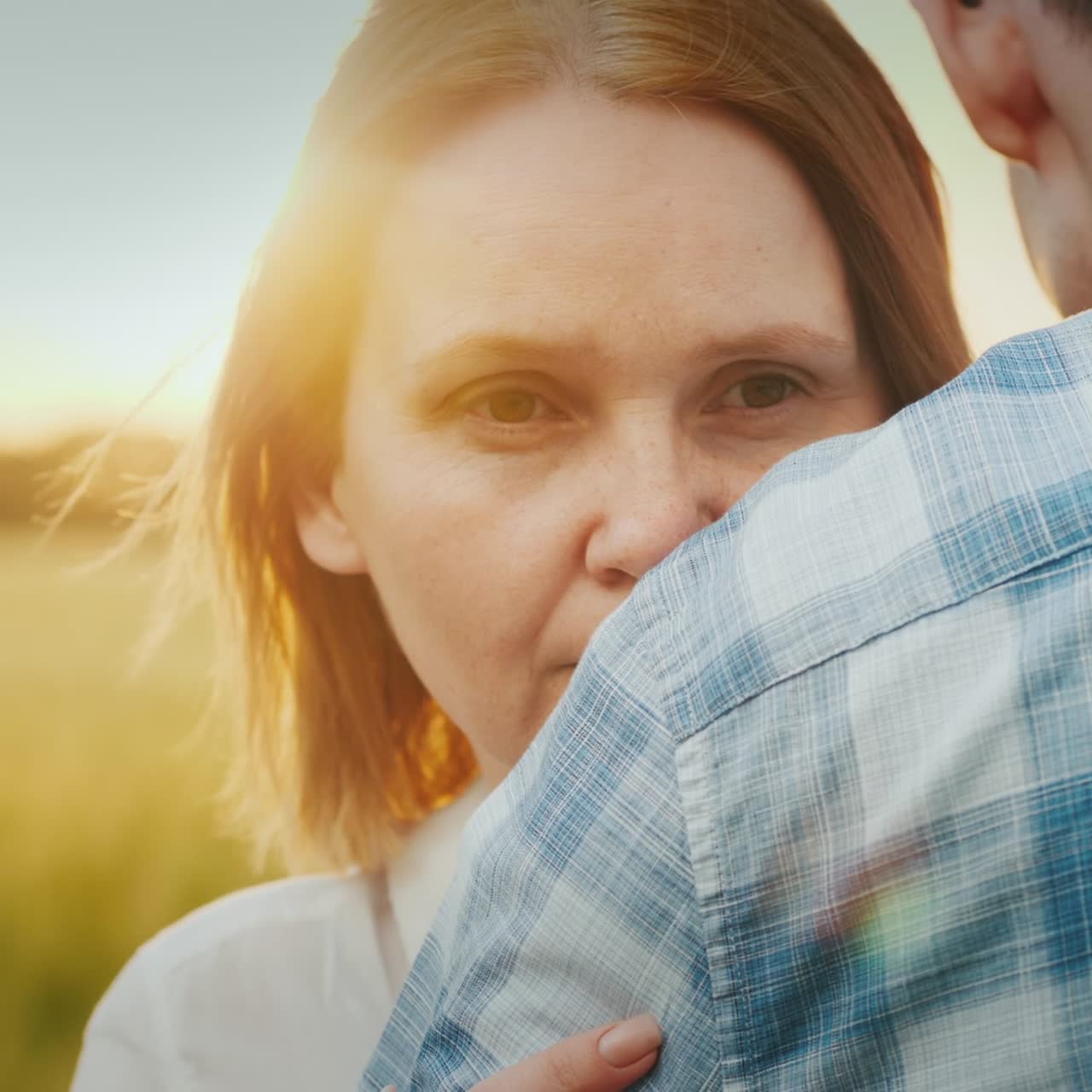 여자는 남자의 어깨에 기댔다
