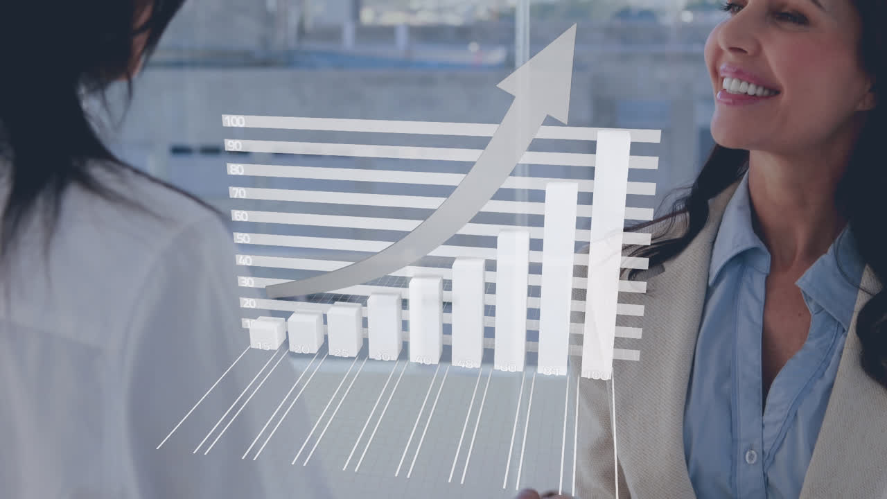 animación del procesamiento de datos financieros sobre sonrientes diversas personas de negocios estrechando la mano