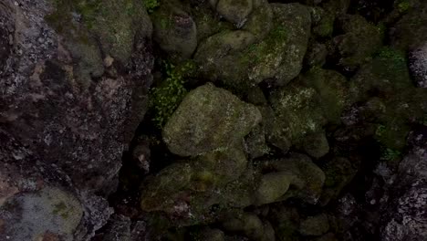 Rocas-Cubiertas-De-Musgo-En-Vista-Aérea-Ascendente-Hacia-Abajo-En-El-Paisaje-De-Islandia