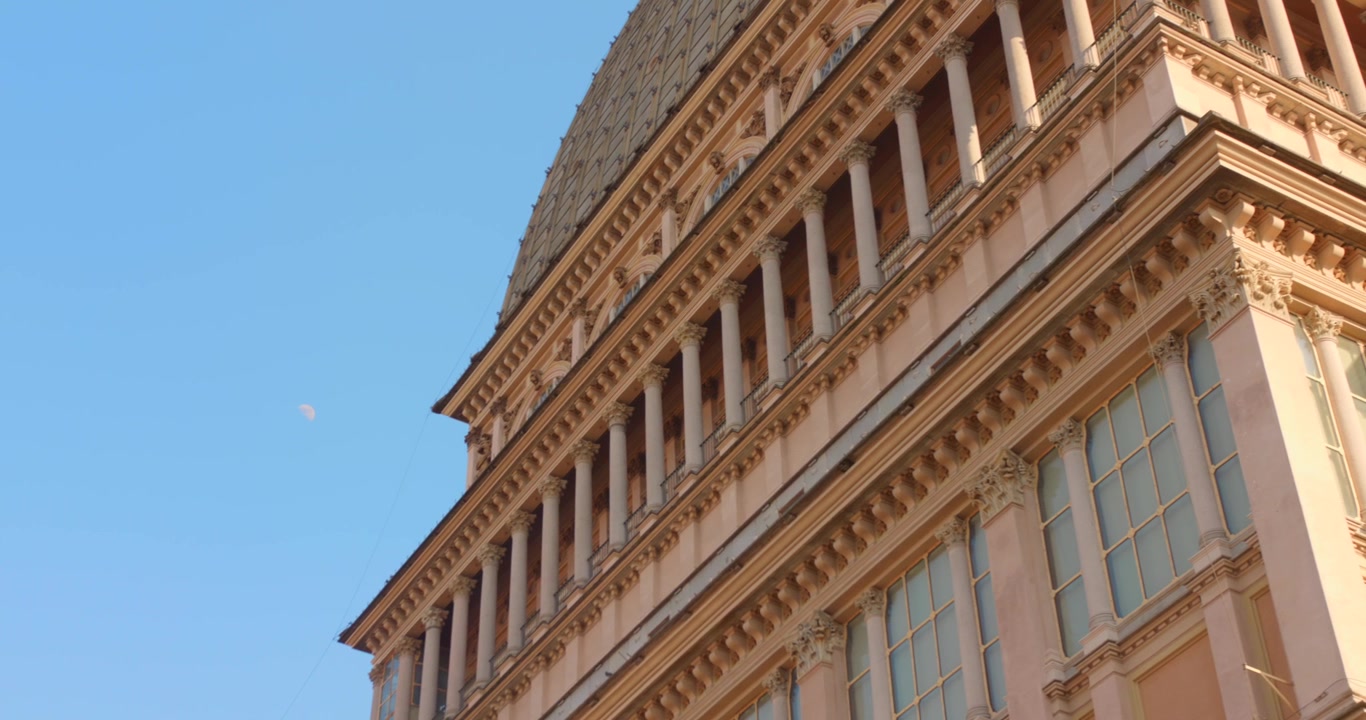 Vista dal basso della facciata della Mole Antonelliana sotto un cielo azzurro e limpido a Torino, Italia