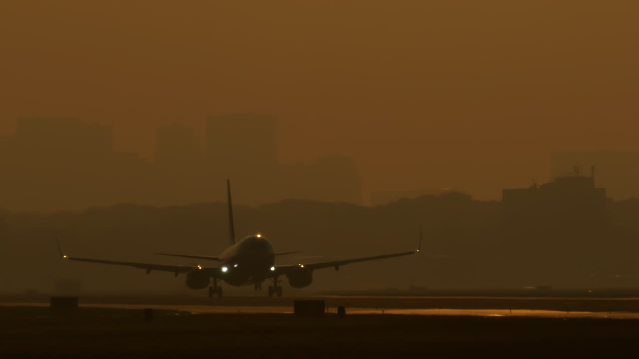 aterrizaje o despegue del avión al atardecer
