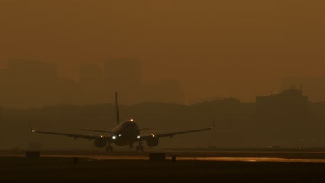 aterrizaje o despegue del avión al atardecer