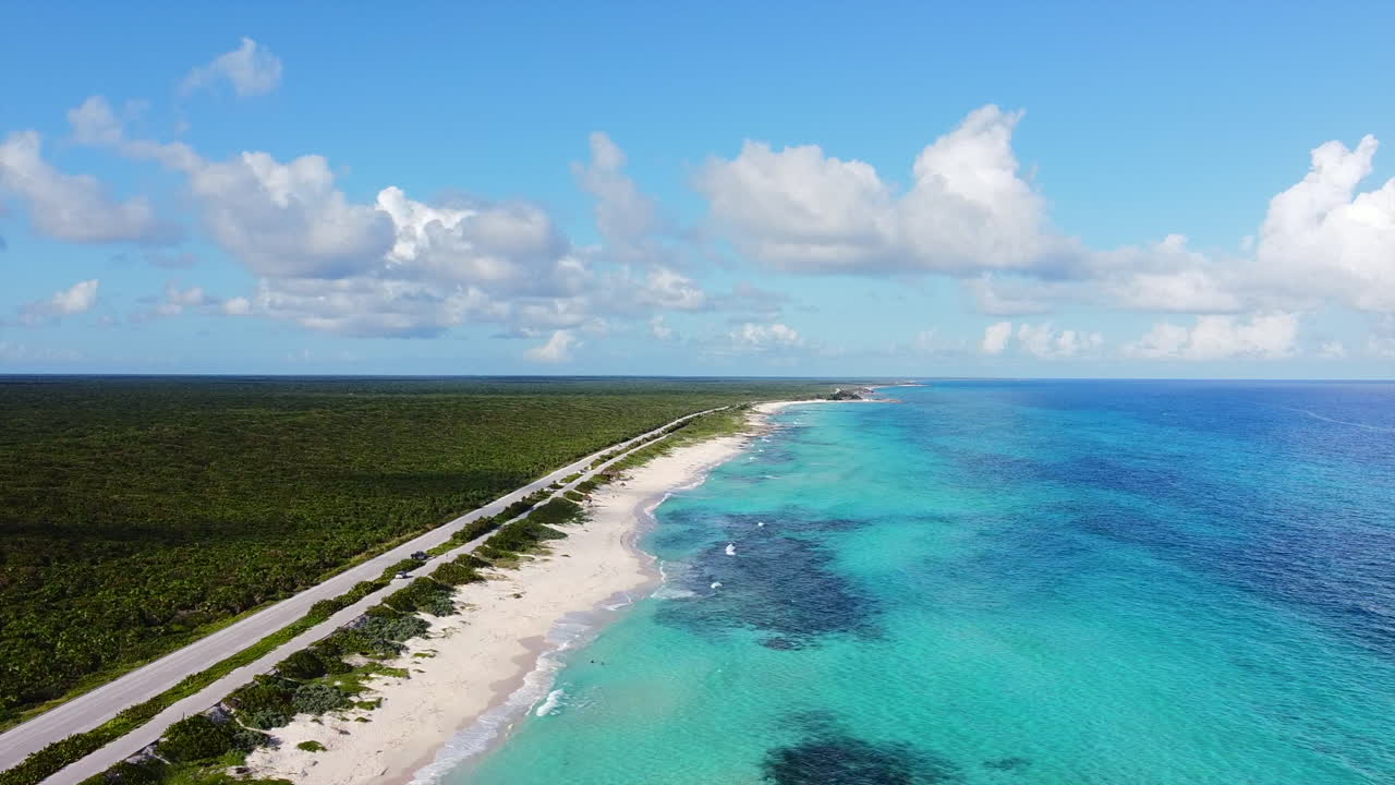 청록색 바다의 공중 풍경과 화창한 열대 날에 멕시코 코수멜에 있는 플라야 추물 해변의 아름다운 해안선
