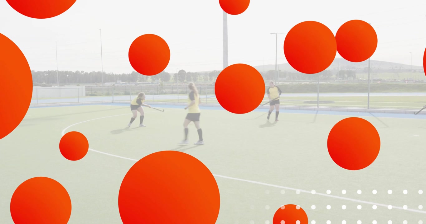 Giocatrici di hockey che ricevono un passaggio all'arco, dribblando con frecce animate che guidano l'esercizio sportivo