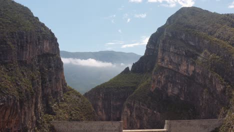 Gran-Presa-De-Hormigón-Entre-Empinadas-Paredes-De-Garganta-En-El-Parque-La-Huasteca,-Cerca-De-Monterrey,-México