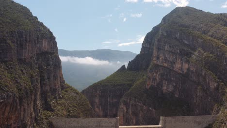 gran presa de hormigón entre las paredes empinadas del desfiladero en el parque la huasteca, cerca de monterrey, méxico