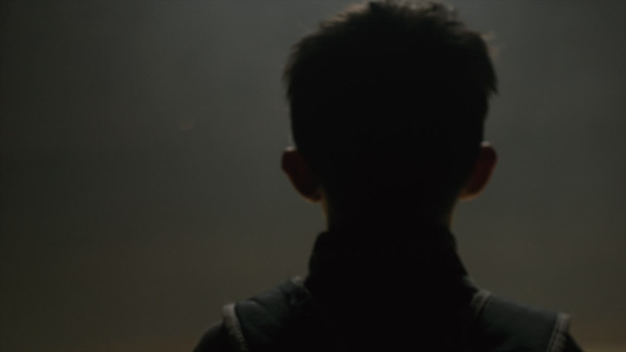 어두운 방에서 아이의 뒷면