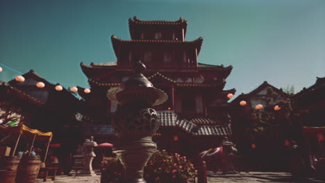 templo japonés con pagoda y linternas