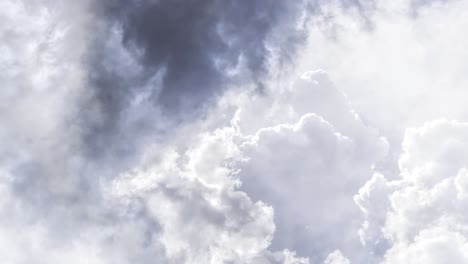 primer plano de cúmulos blancos oscuros en el cielo