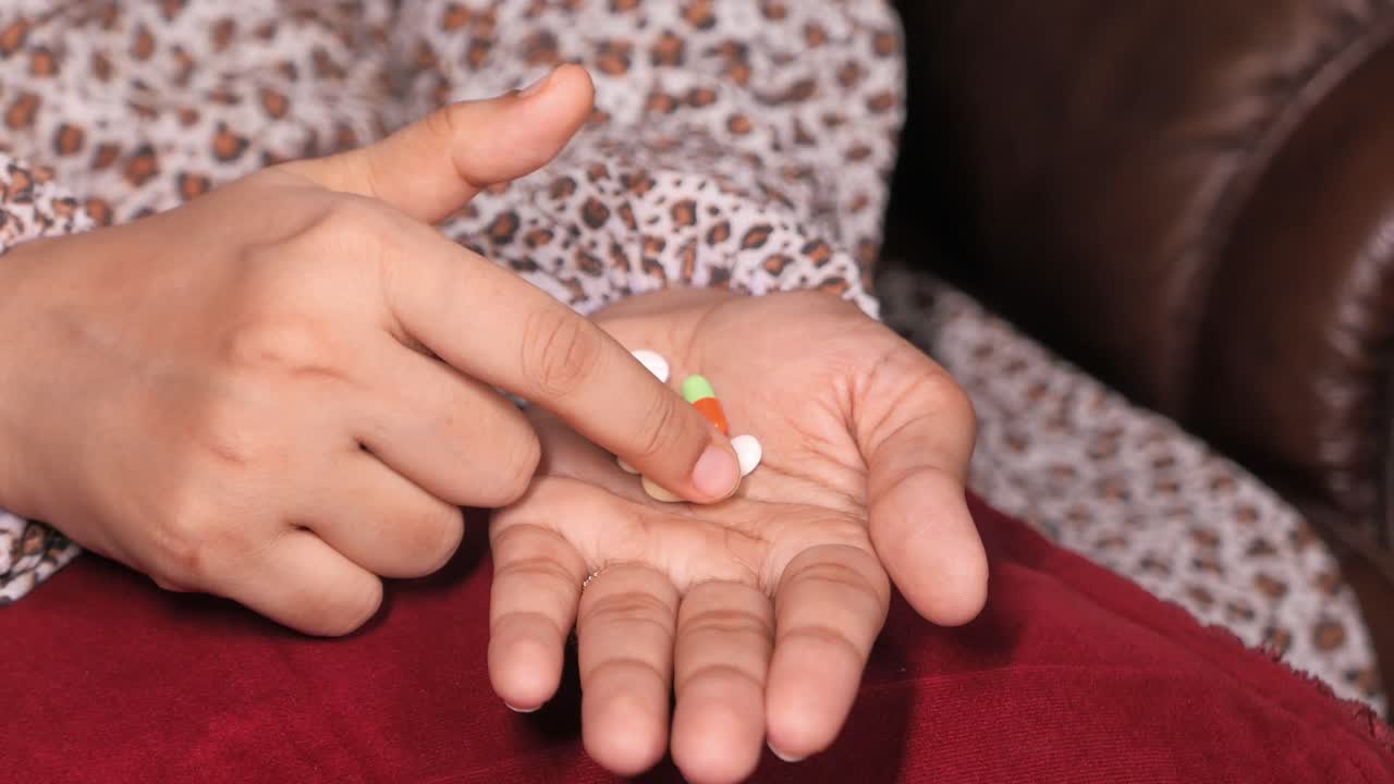 약 한 어리 를 들고 있는 여자