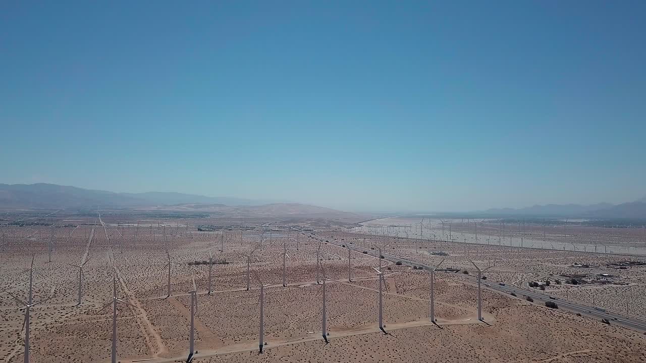 vista aérea de la granja de energía eólica en palm springs, california