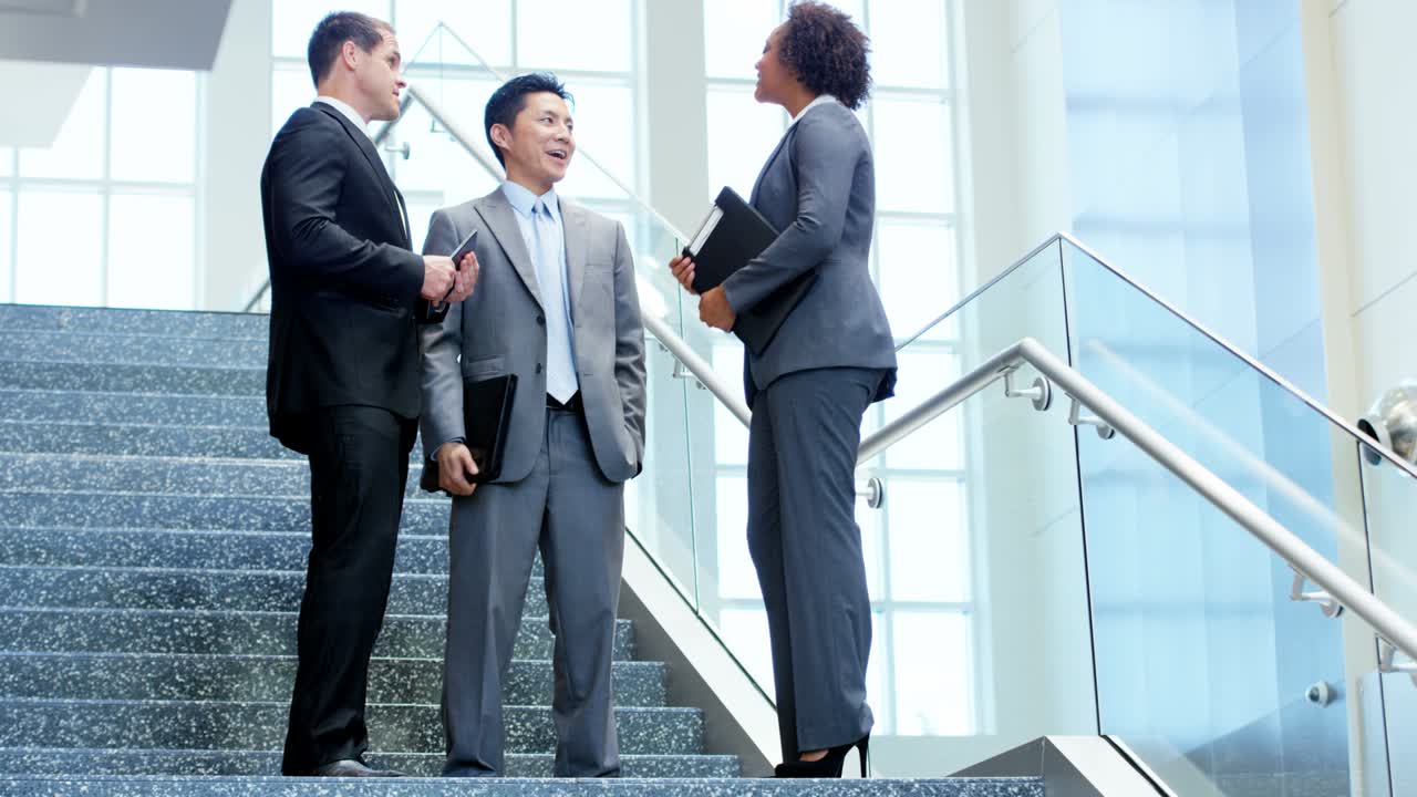 다민족 사업가들이 와이파이 기술로 만나고 있습니다.