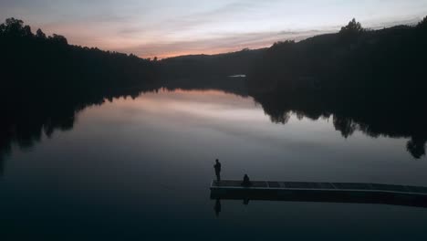 Vista-Aérea-De-Personas-Disfrutando-De-La-Puesta-De-Sol-En-El-Río