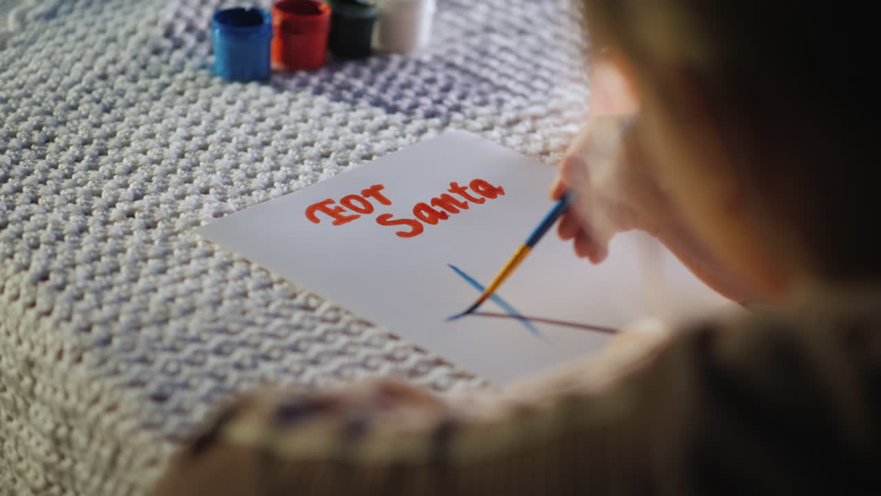 아이는 산타 클로스에게 편지를 씁니다.