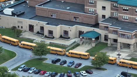 Escuela-Secundaria-Grande-Con-Línea-De-Autobuses-Para-La-Salida