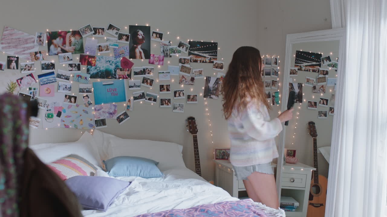 행복한 십대 소녀가 침실에서 음악에 맞춰 춤을 추고 주말을 축하하고 재미있게 노래하며 집에서 파자마를 입고