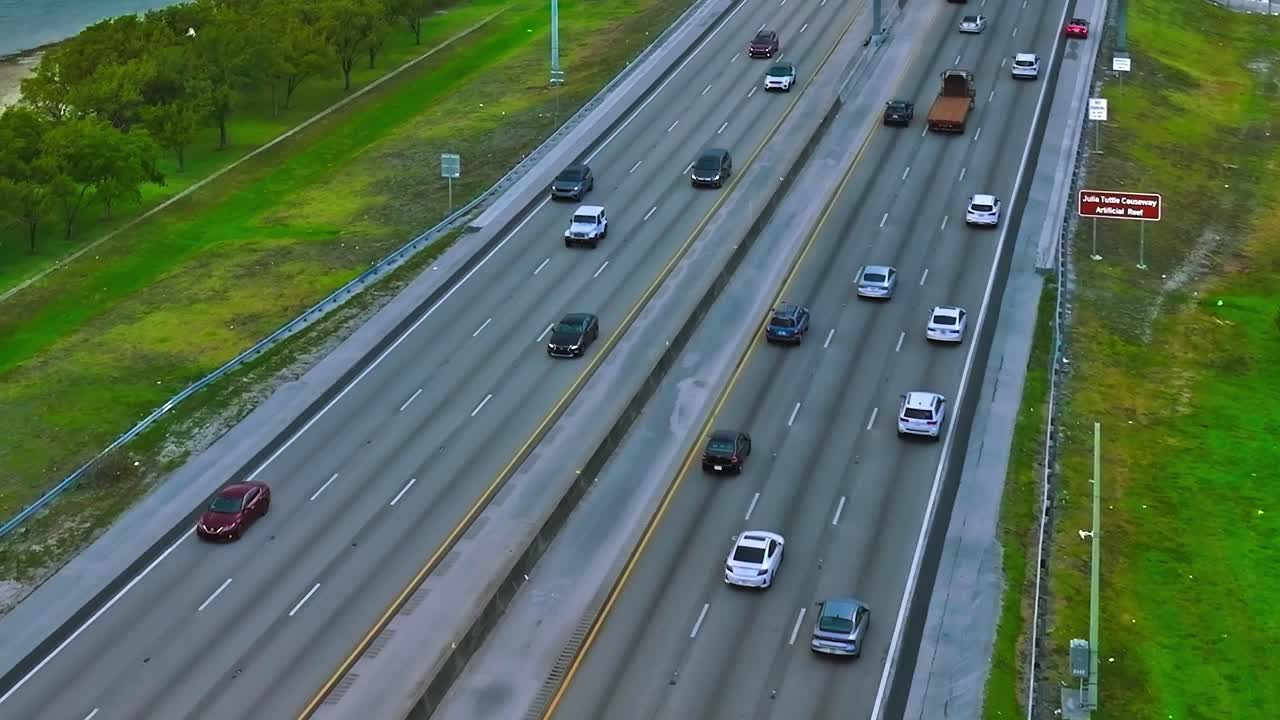 Traffico sull'autostrada di Miami ripreso dall'alto di giorno