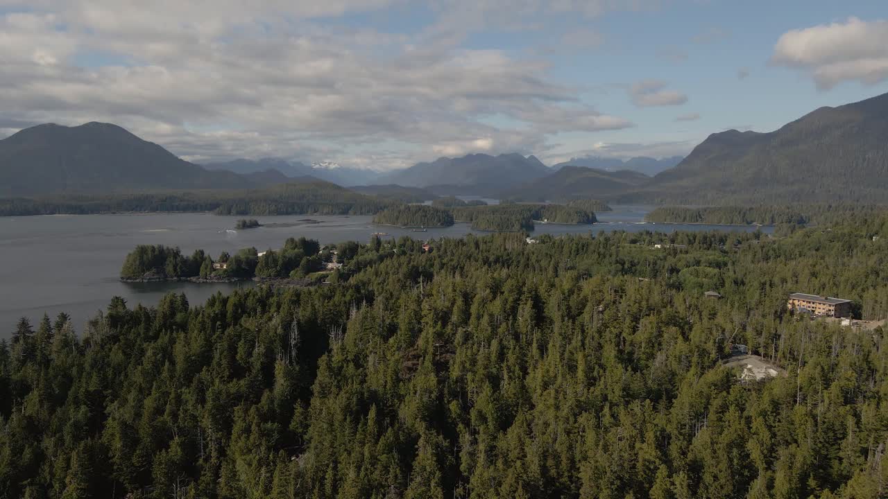 imágenes de drones de tofino cerca del fiordo con la isla en la isla de vancouver en columbia británica, canadá