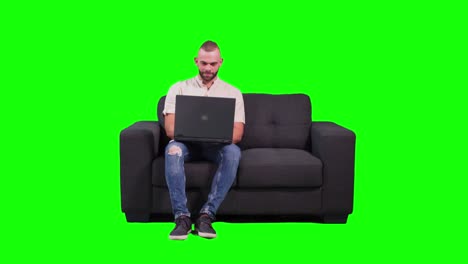joven empresario hipster sentado en el sofá y trabajando en una computadora portátil