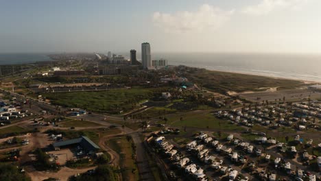 South-Padre-Island,-Texas,-Zur-Goldenen-Stunde,-Luftaufnahme-Einer-4K-Drohne-über-Straße-Und-Küste