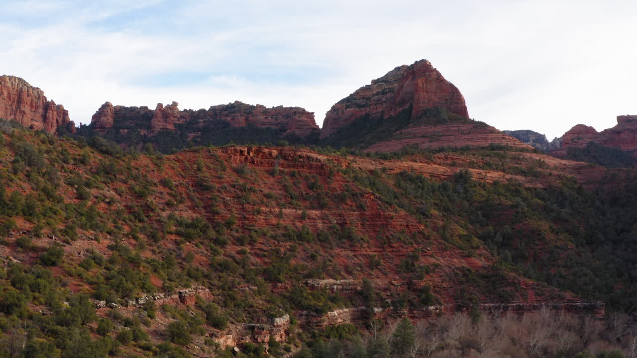 valle de montaña con terrenos forestales en sedona, arizona - establecimiento de tiro de vuelo de drones