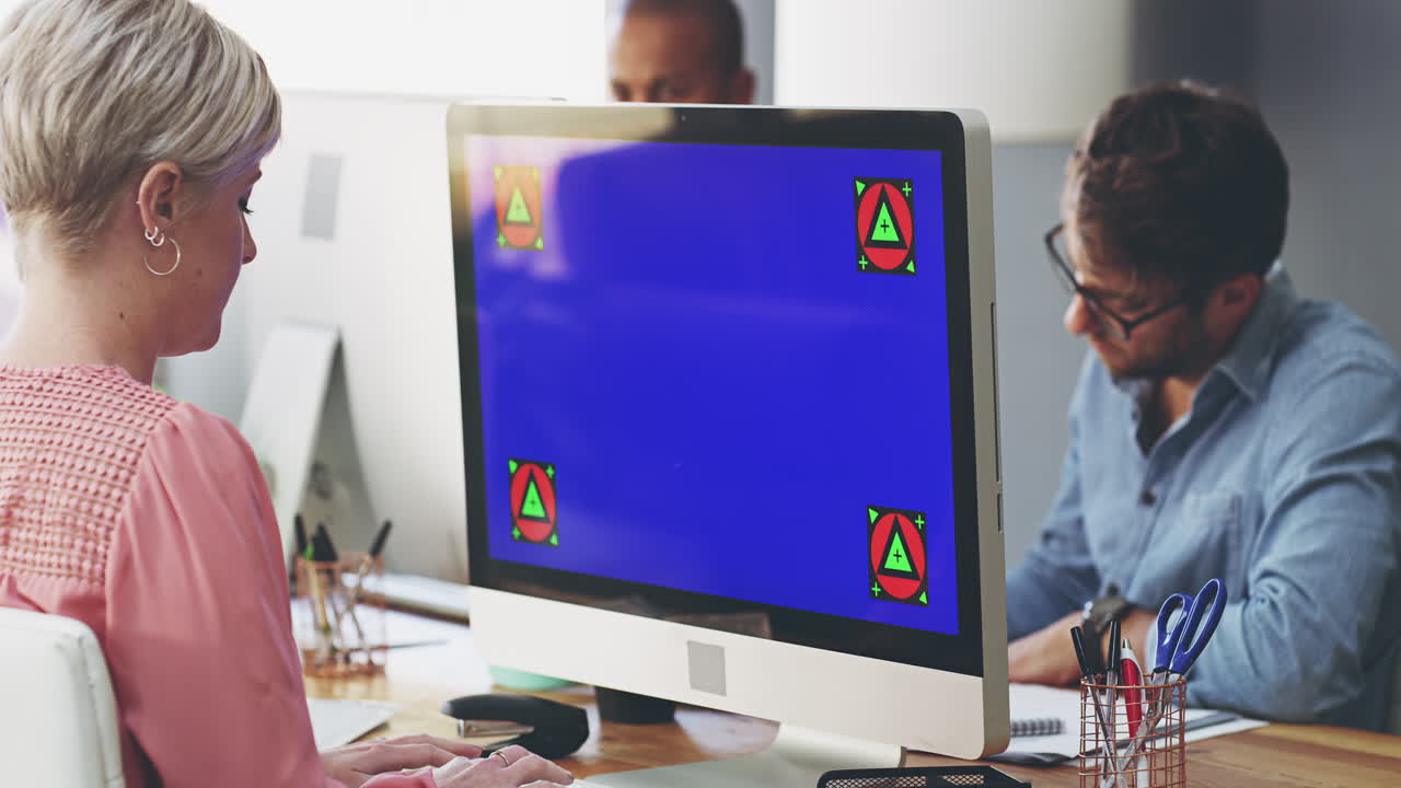 trabajando duro para cumplir con esa fecha límite