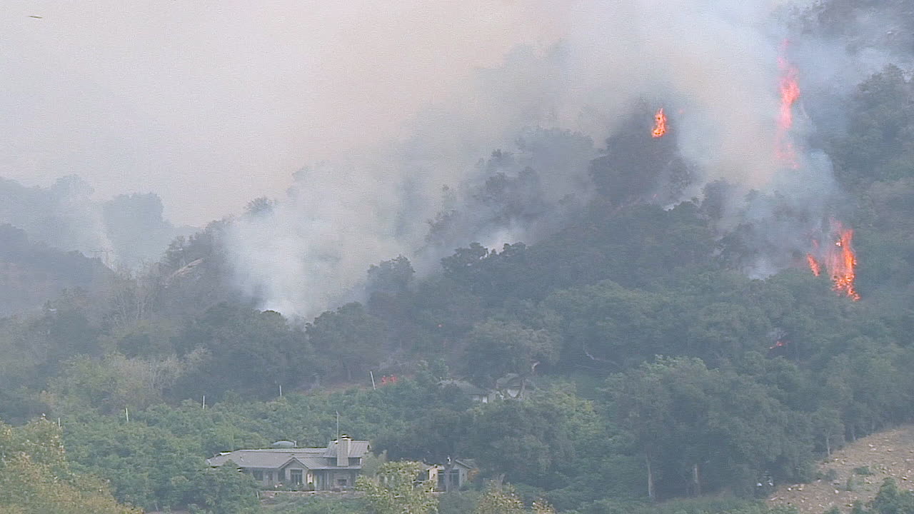 몬테시토 산타 바바라 카운티 캘리포니아 1 근처의 대형 저택 위로 토마스 화재 분노