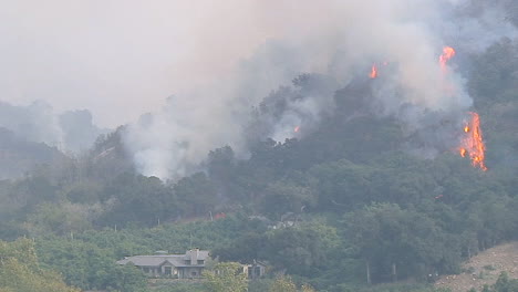 El-Fuego-De-Thomas-Se-Propaga-Por-Encima-De-Grandes-Mansiones-Cerca-De-Montecito,-El-Condado-De-Santa-Bárbara,-California-1